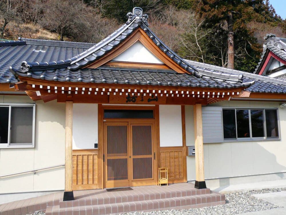 山梨県南巨摩郡身延町 木造平家建て宿泊施設外観